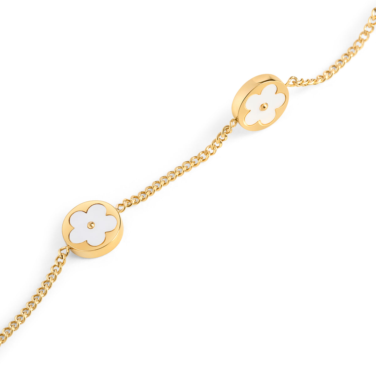 Close-up of a gold chain bracelet with round mother-of-pearl flower charms on a white background. Waterproof, stainless steel and allergy free. By Mia Bijoux Canada.
Gros plan d'un bracelet à maillons doré orné de pastilles rondes à fleur en nacre sur fond blanc. Résistant à l'eau, en acier inoxydable et hypoallergénique. Par Mia Bijoux Canada.