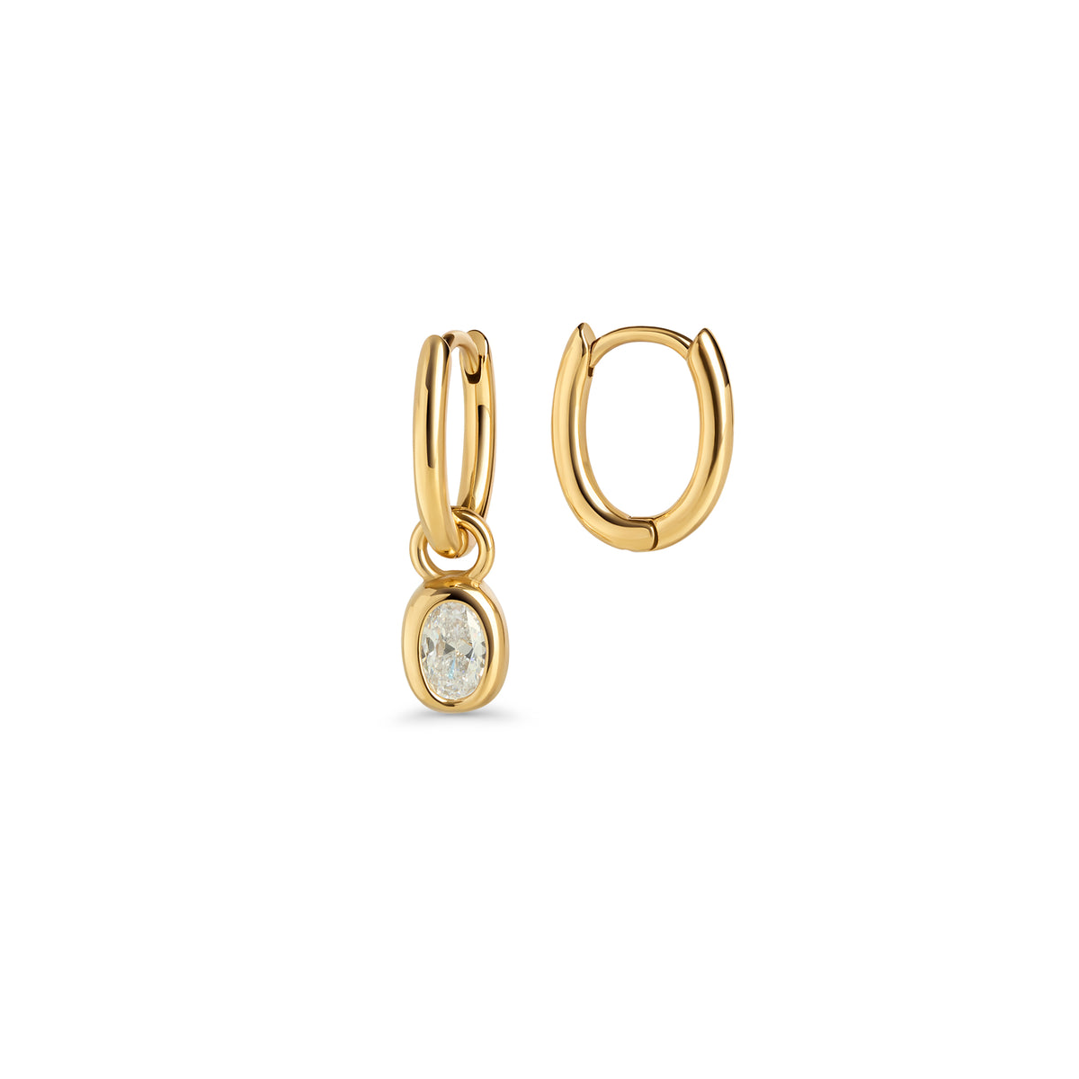 Gold hoop earrings with an oval clear stone pendant on a white background. 2-in-1. Waterproof jewelry by Mia Bijoux Canada.
Boucles d'oreilles anneaux dorées avec pendentif serti d'une pierre transparente ovale sur fond blanc. 2 en 1. Bijoux résistants à l'eau par Mia Bijoux Canada.
