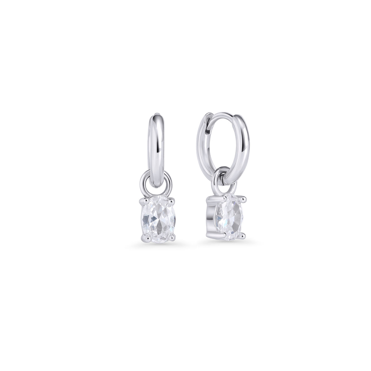 Silver hoop earrings with an oval clear stone pendant in a prong setting on a white background. Jewelry by Mia Bijoux Canada.
Boucles d'oreilles anneaux argentées avec pendentif serti sur griffes d'une pierre transparente ovale sur fond blanc. Bijoux par Mia Bijoux Canada.